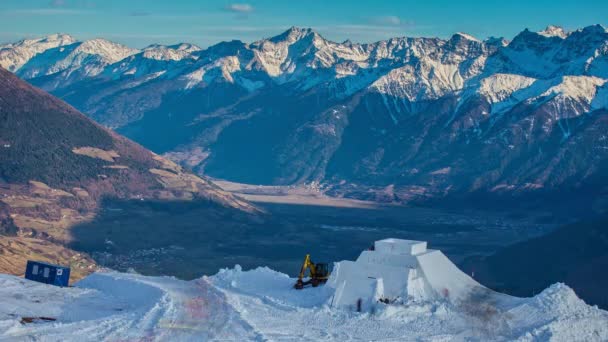 挖掘机和挖掘机的延迟时间拍摄在意大利建造冬季运动自由泳坡道 供滑雪至深夜 九骑士 — 图库视频影像