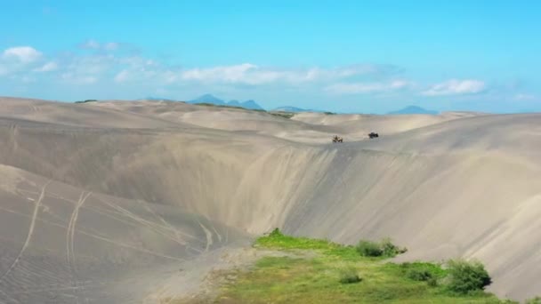 Горы Дюнами Проезжающими Мимо Квадроциклами — стоковое видео