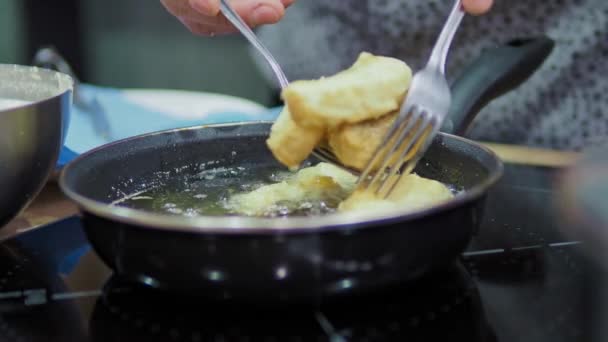 Aşçı Kızarmış Balık Parçalarını Kızartma Tavasından Alıp Mavi Mutfak Kağıdına — Stok video