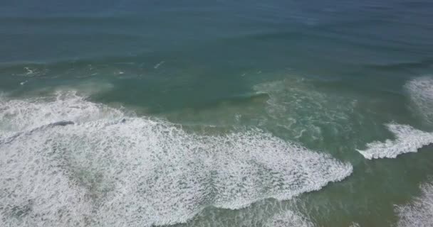 Siguiendo Las Grandes Olas Costa Caparica — Vídeo de stock