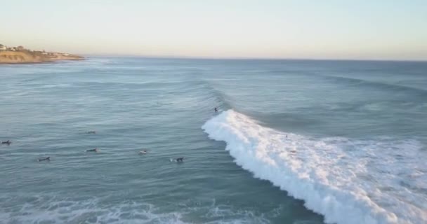 Surfa Bra Vågor Cascais — Stockvideo