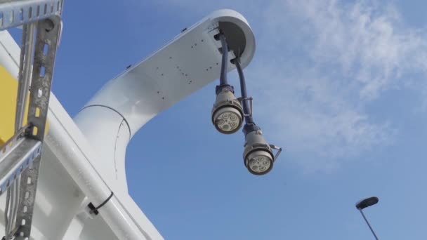 Cables Carga Alto Voltaje Para Transbordador Eléctrico Colgando Torre Bajo — Vídeos de Stock