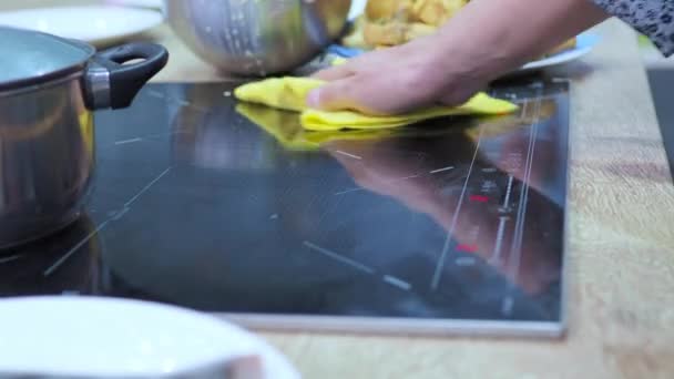 Cook Wipes Industrial Kitchen Ceramic Hob Yellow Cloth — Stock Video