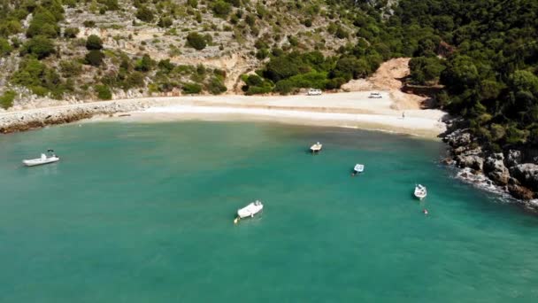 Små Båtar Förankrade Den Avlägsna Stranden Jerusalem Erisos Kefalonia Grekland — Stockvideo