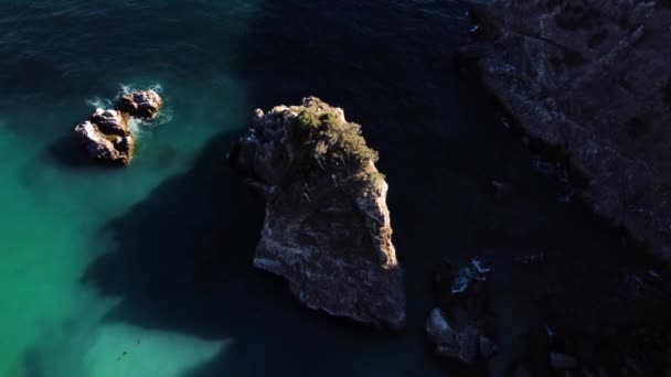 Pohled Shora Obrovskou Skálu Moři Pláži Portugalsku Praia Ribeiro Cavalo — Stock video