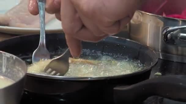 Cocinero Lanza Dos Trozos Pescado Tostado Mientras Fríen Una Sartén — Vídeos de Stock