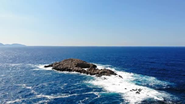 ケファロニア島のエルサレムビーチ近くの島々の風景ギリシャ ワイドショット — ストック動画