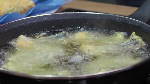 Close Pedaços Peixe Fritando Uma Frigideira — Vídeo de Stock