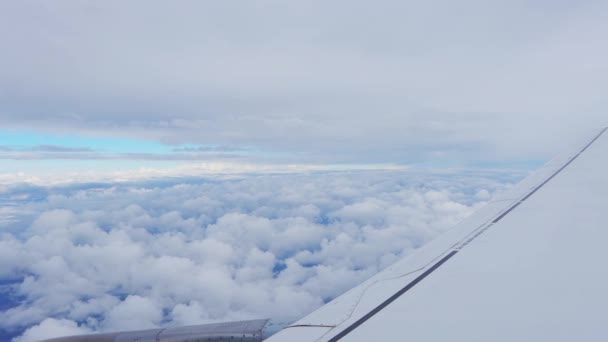 Commercieel Vliegtuig Dat Boven Opgezwollen Wolken Vliegt Zicht Vanaf Vleugel — Stockvideo