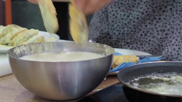 Cook Muddrar Två Bitar Fisk Skål Med Mjöl Och Vatten — Stockvideo