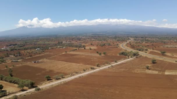 肯尼亚农村干旱干旱的地貌与遥远的山脉交错在一起 — 图库视频影像