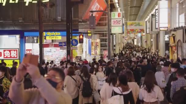 Shinsaibashi Торговая Улица Сотни Японцев Ночью — стоковое видео