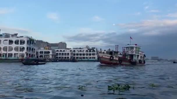 Лодка Спускается Реке Буриганга Бангладеш Юго Восточная Азия — стоковое видео