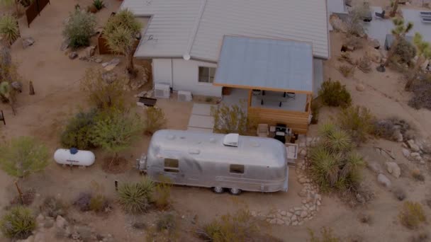 Antenne Eines Airstream Anhängers Vor Einem Kleinen Haus Der Wüste — Stockvideo