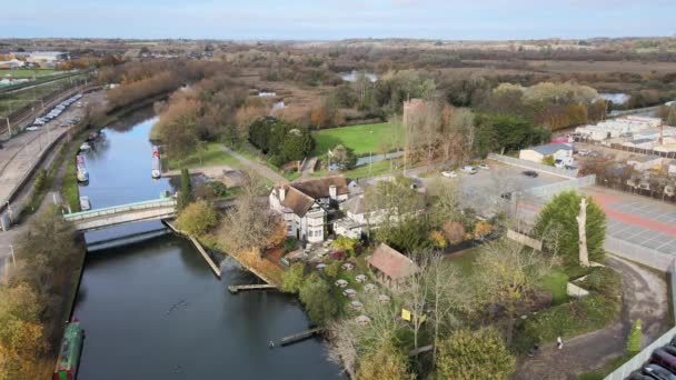 ライハウスパブOn River Lee Hoddesdon Hertfordshire Airial Drone View — ストック動画