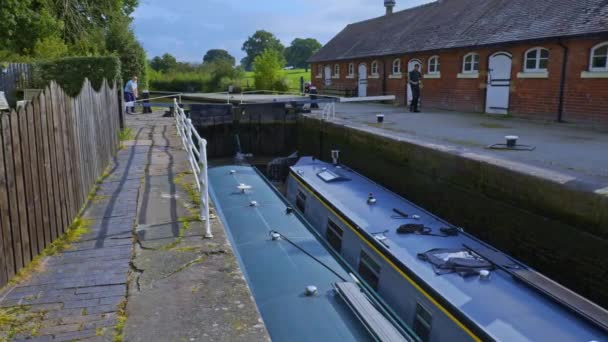 Twee Recreatieve Smalboten Navigeren Zij Aan Zij Door Bunbury Sluizen — Stockvideo