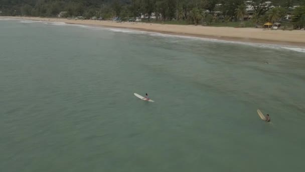 Surfistas Surfando Durante Sunsent Tailândia — Vídeo de Stock