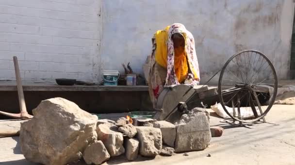 Mulher Velha Indiana Quebrando Pedras Com Roda Ferramenta Tradicional Incomum — Vídeo de Stock