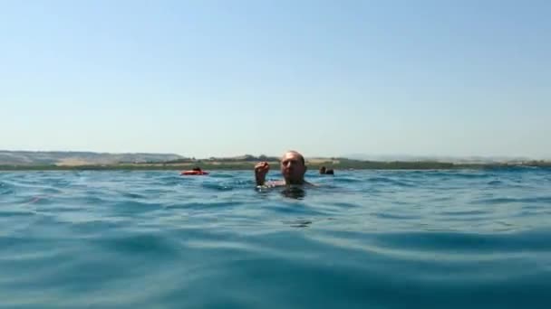 Забавная Сцена Человек Ест Яблоко Время Купания Морской Воде Италии — стоковое видео