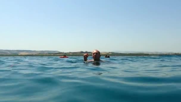 Divertente Scena Uomo Che Mangia Mela Mentre Bagna Acqua Mare — Video Stock