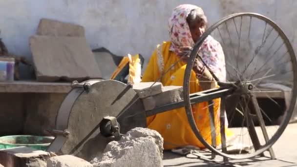 印度老年妇女用传统而不寻常的工具轮切割岩石 — 图库视频影像