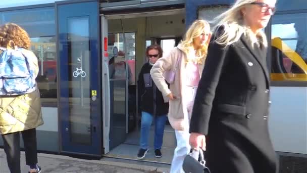 Groep Kaukasische Passagiers Stapt Uit Trein Perron Tijdens Rush Hour — Stockvideo