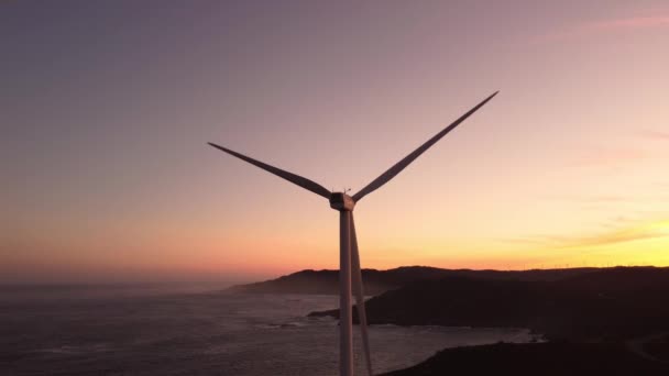 飞机在日落时关闭涡轮机风力发电机组 以海洋悬崖为背景 替代可再生能源 — 图库视频影像