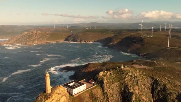 Vue Aérienne Phare Sommet Falaise Rocheuse Océanique Avec Des Terres — Video