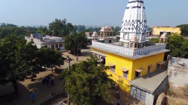 Воздушный Пьедестал Панорама Красочного Индуистского Храма Сельской Индийской Деревни Кхера — стоковое видео