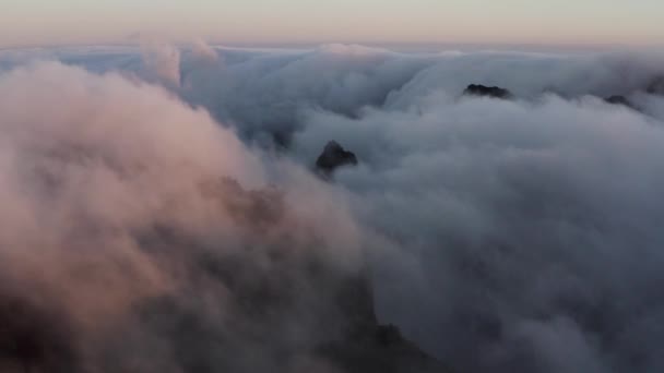 马德拉 早上空中拍摄的照片显示 云彩飞驰而过 飞过高山 — 图库视频影像