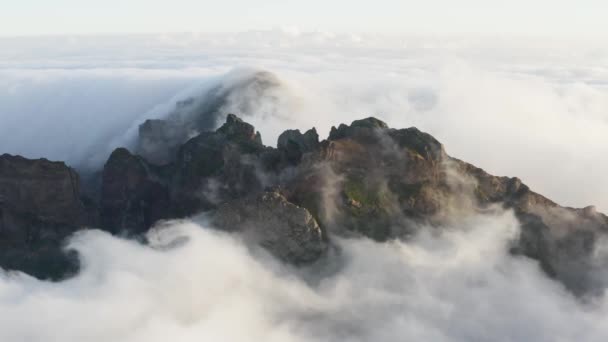 Flygfoto Bergstopp Med Snabbrörliga Moln Överallt Madeira Tidig Morgon — Stockvideo