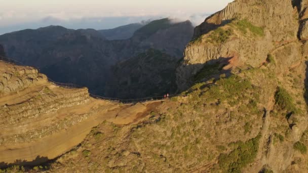 Letecky Turisté Kráčející Malé Pěšince Blízkosti Pico Arieriro Brzy Ráno — Stock video