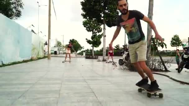 Hipster Kaukasisk Man Med Strand Och Man Kul Skateboard Gatan — Stockvideo