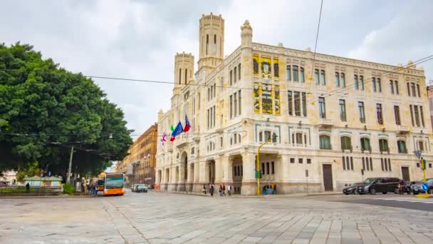 Cagliarin Kaupungintalon Kellonaika Sardiniassa Italiassa Kun Liikenne Kulkee Edessä — kuvapankkivideo