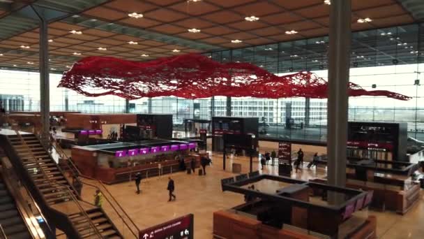 德国勃兰登堡机场办理登机手续 — 图库视频影像