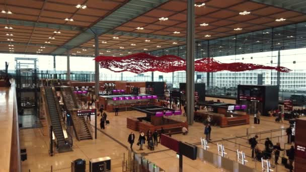 Modern Entré Hall Berlin Brandenburg Airport Med Passagerare — Stockvideo