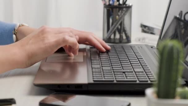 Close Shot Mãos Femininas Digitando Teclado Laptop Mesa Escritório Casa — Vídeo de Stock