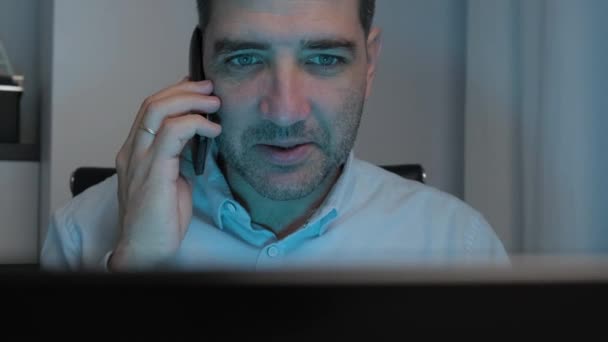 Közelkép Jóképű Férfi Beszél Telefonon Fény Laptop Képernyőn Megvilágítja Dolly — Stock videók