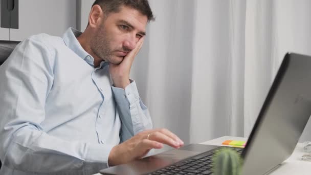 Dolly Atirou Homem Entediado Digitação Procurando Computador Portátil Home Office — Vídeo de Stock