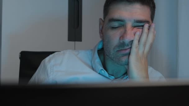 Close Adulto Macho Adormecer Durante Remoto Tempo Trabalho Partir Home — Vídeo de Stock