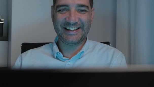 Heyecanlı Adamı Başarısını Kutluyor Ofisinin Masasında Oturan Dizüstü Bilgisayara Bakıyor — Stok video