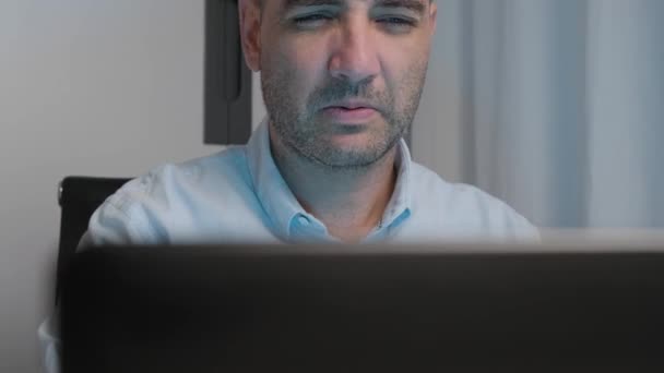 Dolly Tiro Laptop Primeiro Plano Profissional Empresário Cansado Trabalhar Remotamente — Vídeo de Stock