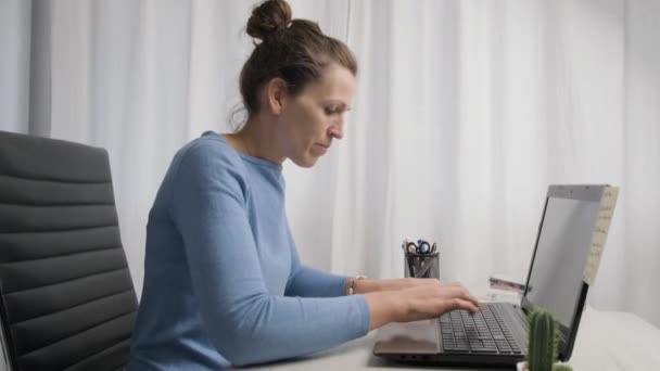Přiblížit v pohybu, Profesionální podnikatelka Stressed, kvůli selhání notebooku, Domácí kancelář