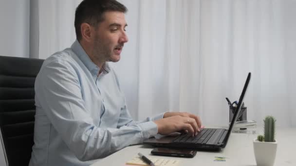 Obosit Frustrat Afaceri Care Lucrează Laptop Birou Acasă Muncă Distanță — Videoclip de stoc