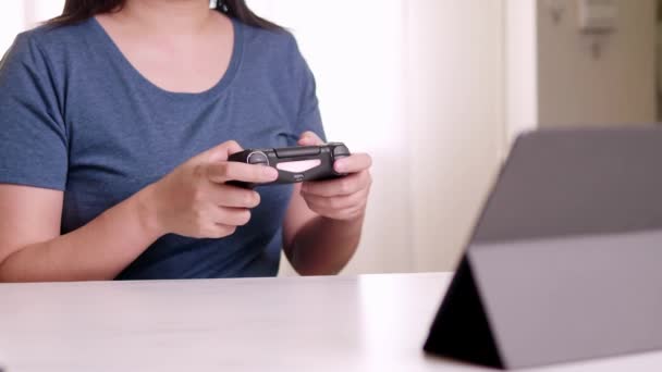 Vrouwen Hand Spelen Videospelletjes Gelukkig Spannende Emotie Huis Met Behulp — Stockvideo