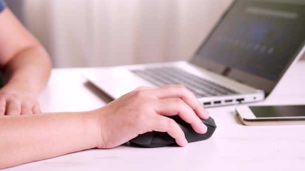 Επιχειρηματίας Χέρι Χρησιμοποιώντας Ποντίκι Που Εργάζονται Για Notebook Τεχνολογία Και — Αρχείο Βίντεο