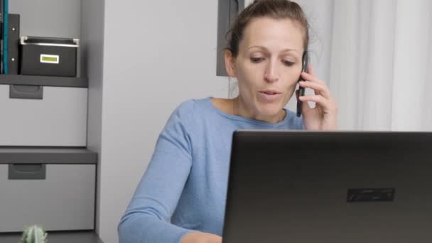 기사보기 사무실에서 일하는 사업가가 책상에서 스마트폰을 화면을 — 비디오