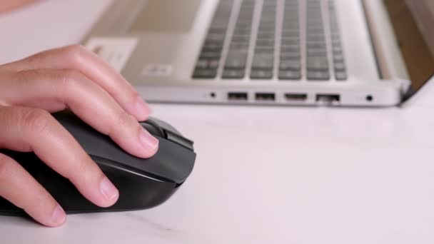 女人在家里的电脑边工作 点击和滚动电脑鼠标 — 图库视频影像