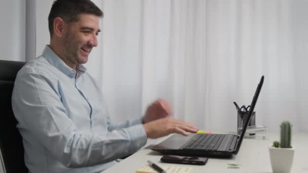 ラップトップコンピュータで働く白人のビジネスマンを笑顔 プロの成果に満足 — ストック動画