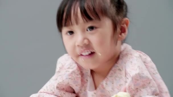 Dziecko Jedzące Słodycze Rozmazujące Całą Twarz — Wideo stockowe